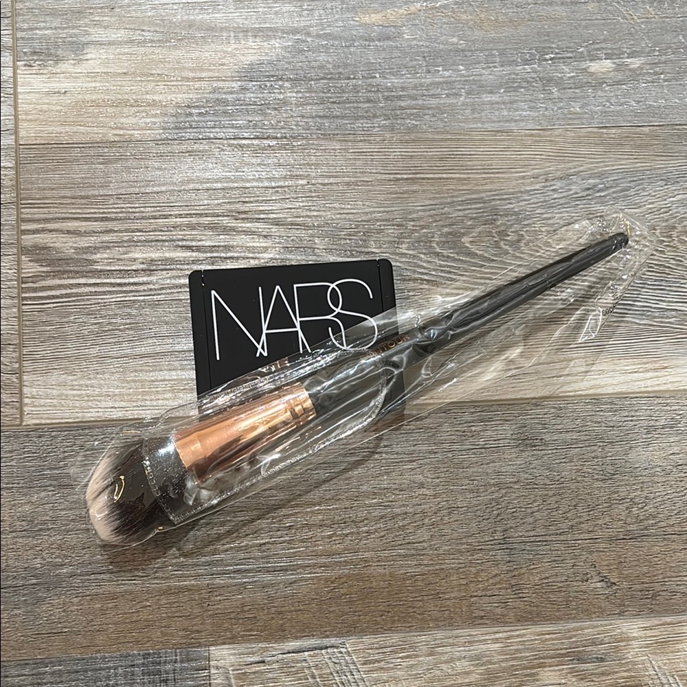 NARS Blush with a Makeup Brush - NEW - Picture 2 of 5